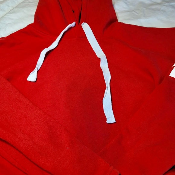 Red cropped hoodie with symbol on sleeve - Picture 3 of 6